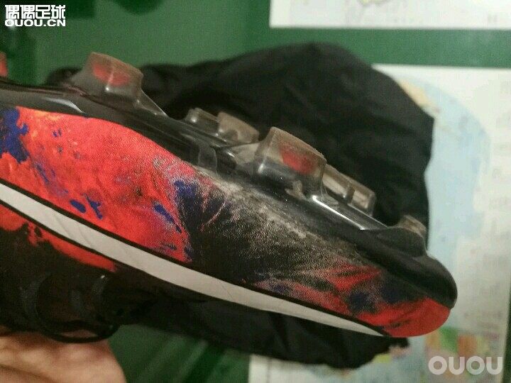 请教一下,这鞋卖多少钱合适,830卖的,踢的都是雪地,磨损不大