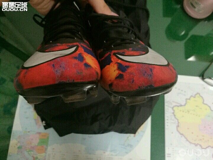 请教一下,这鞋卖多少钱合适,830卖的,踢的都是雪地,磨损不大