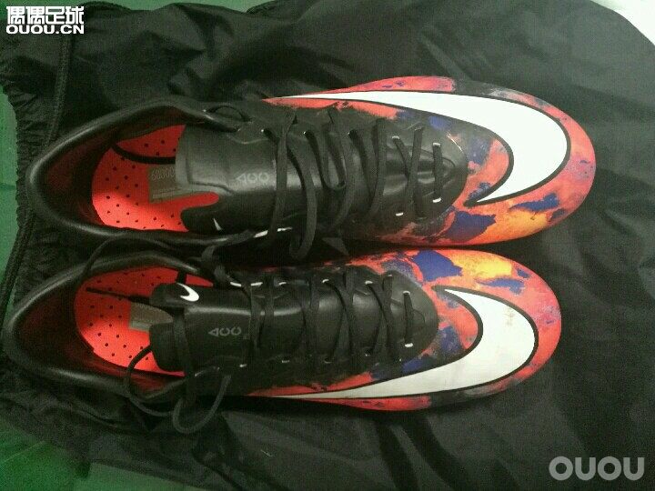 请教一下,这鞋卖多少钱合适,830卖的,踢的都是雪地,磨损不大