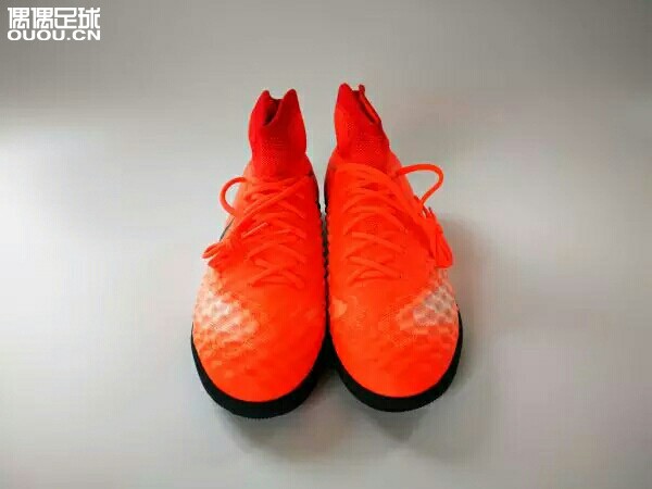 求助,麻烦各位分别说说这两双鞋的好坏,以及那一双更轻而且鞋面薄一点