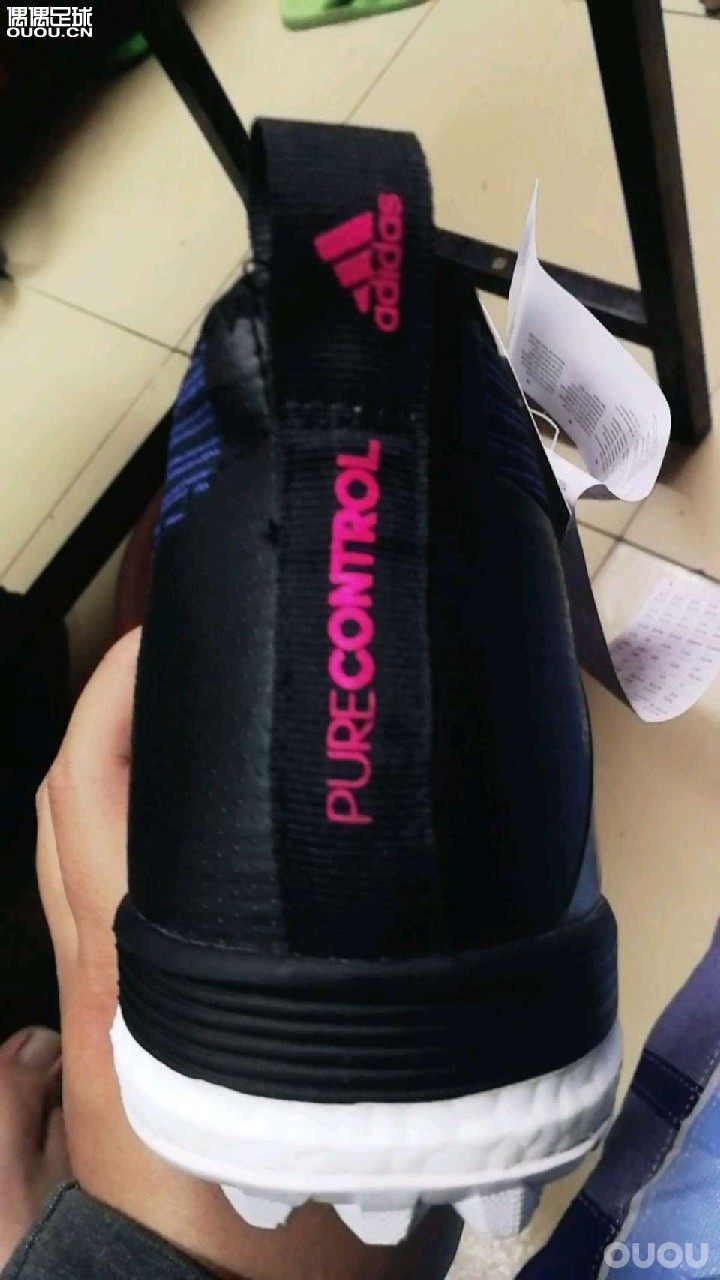 大神们帮忙鉴定一下,商家说是裸鞋来着,盒子好像不是这个鞋盒吧,也不知道真假,麻烦了。