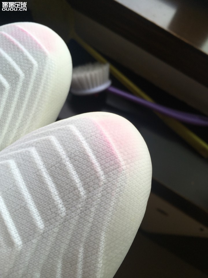 我的猎鹰鞋头突然出现了这些红色印记,抹布蘸水擦不掉,兄弟们有好的解决办法吗?