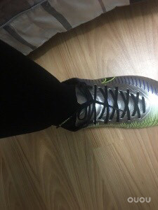 我的刺客11穿上去绑好鞋带 然后踩在地上为什么脚踝那个的鞋会张开