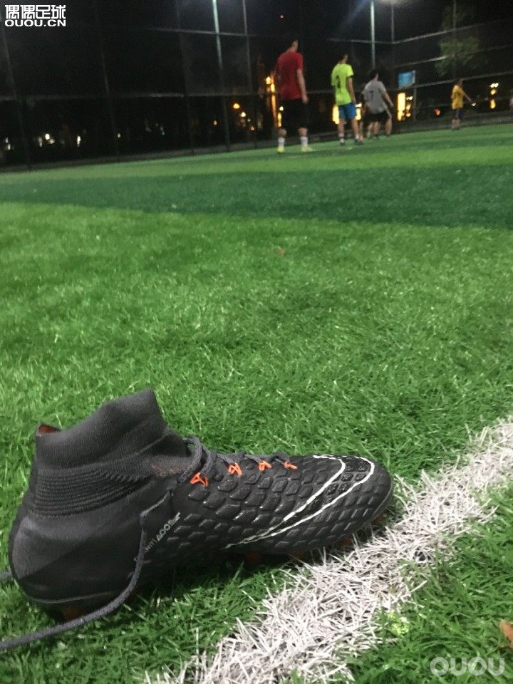 毒蜂3高帮,昨天第一场下地停球挺便扭,射门不错,左脚磨后脚跟,感觉脚贴不好贴