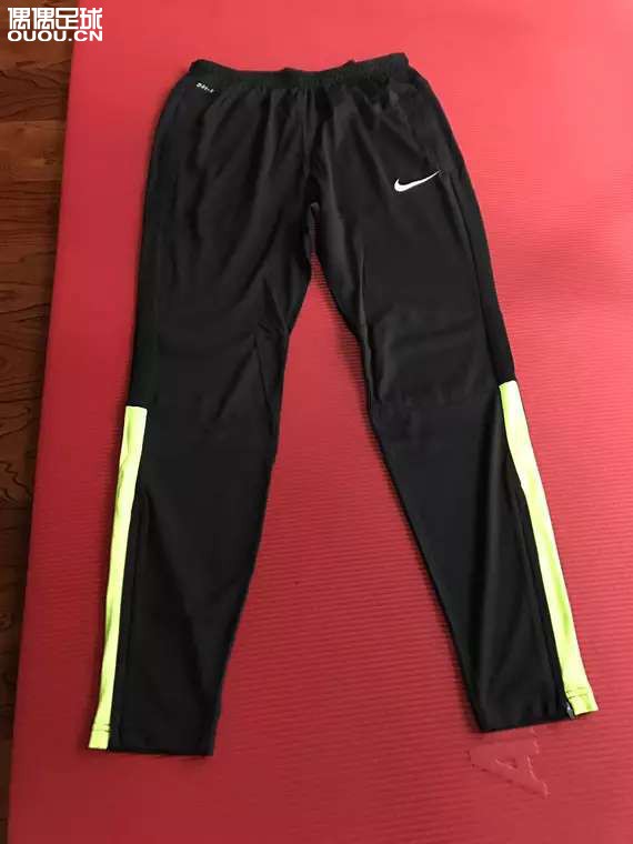 请问这条收腿裤是球员版的吗?