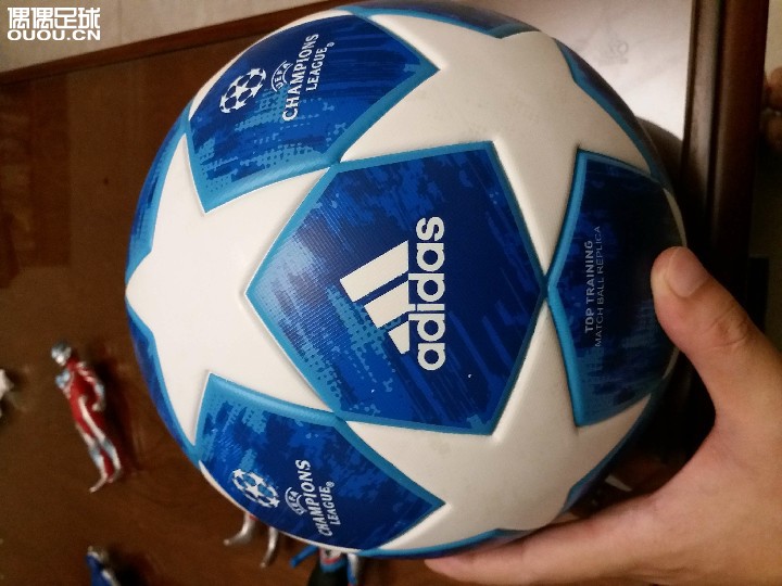 下午收到淘宝胖哥寄来的球,晚上踢一场人草就这个样子,型号CW4134, 请各球星帮我看看谢谢。