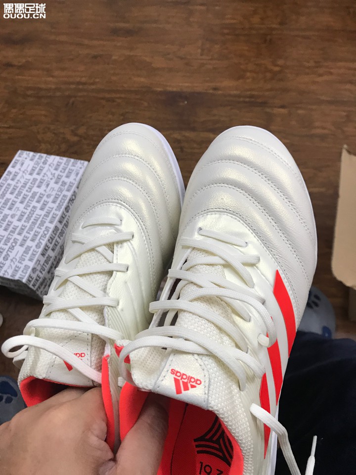 copa 19.3tf到货,应该还不错,主要鞋钉看上去挺好,比之前的碎钉长了一点,皮子看上去也还行