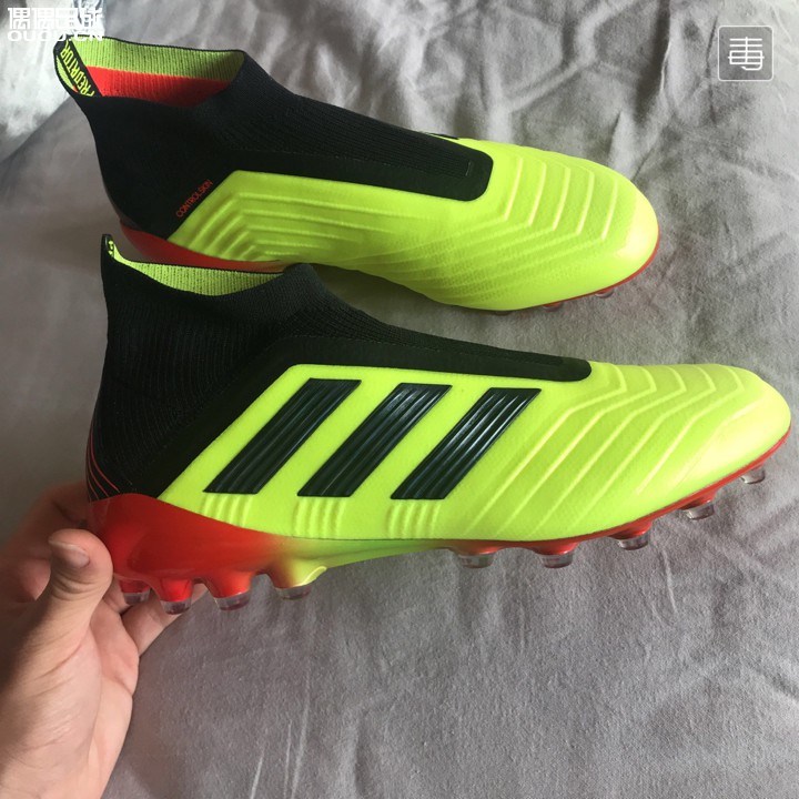 猎鹰18+ 实战了5人 7人 11人 强度不同!很亮骚!
优点:表现出色,鞋面真的很软,很薄