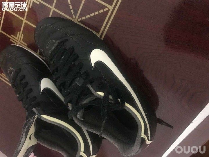 大佬们,帮忙看看这是什么鞋,我同学父亲以前和别人踢球送的。
