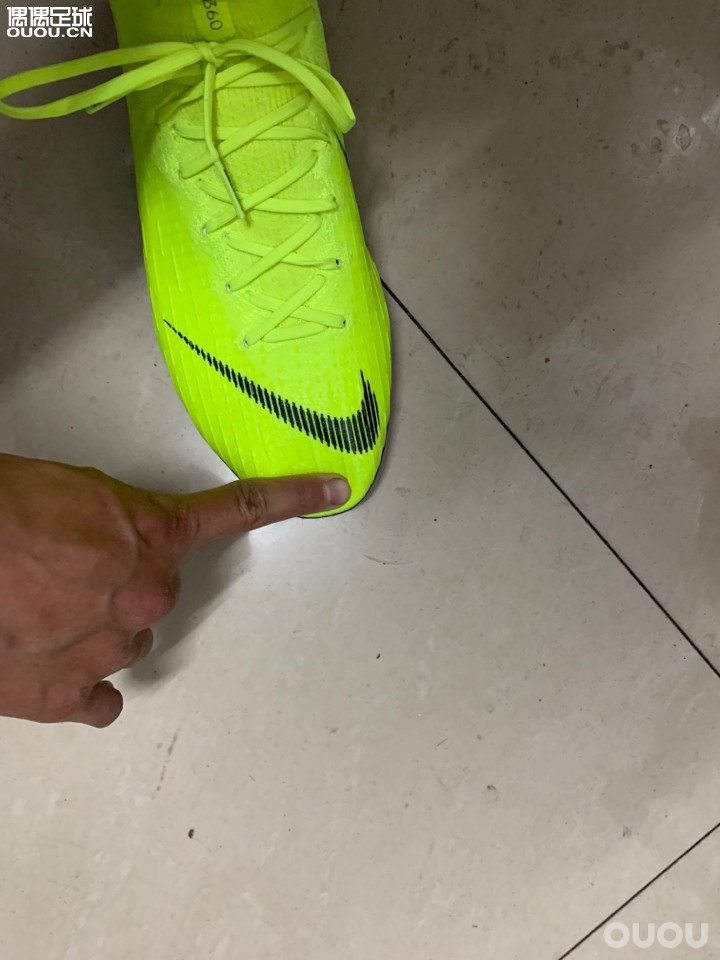 刺客12超顶高帮,我选了jp265,前面有一指距离,但是脚踩实后(没下草地)