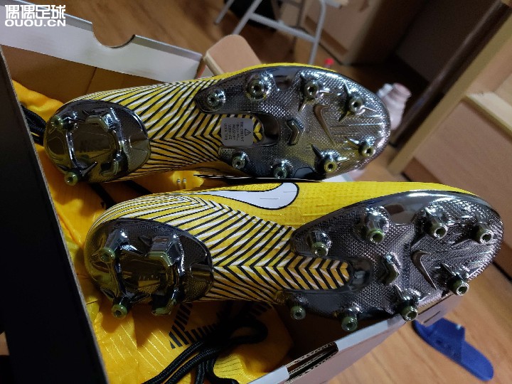 真的好鞋 变向踩拉 颠球 都很棒 就是感觉上面没有热熔膜的地方有些不结实 真乃好鞋