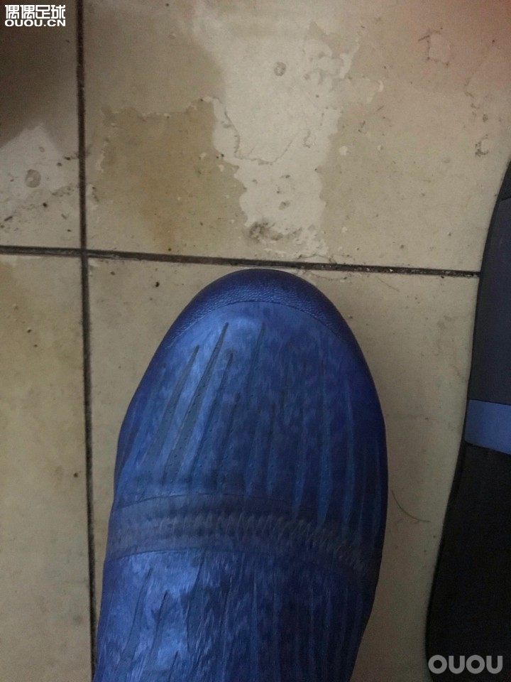 请问各位大神,穿鞋如图所示,是不是需要换大0.5码。