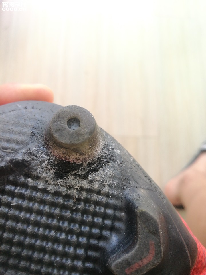 我的刺客11右脚后跟鞋钉根部裂了,请问有大神相助嘛?各种胶都试了,没办法,往里打螺丝不现实。