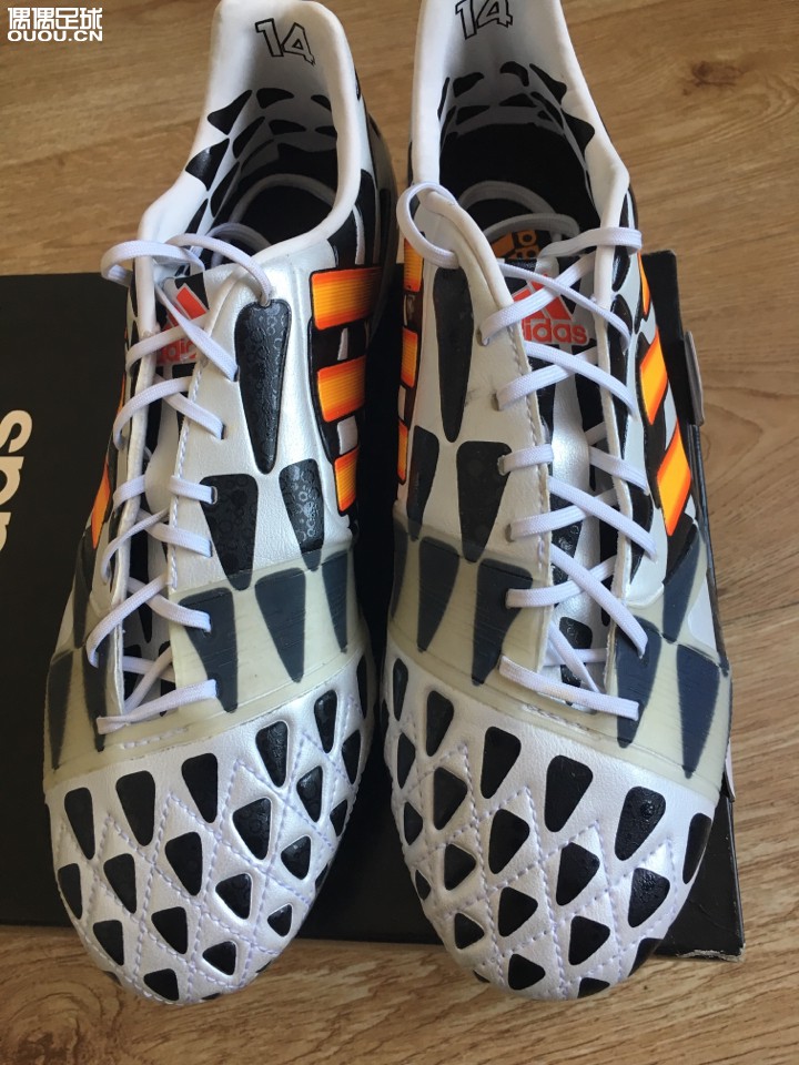 朋友送了一双2014世界杯奶牛配色狂战士fg 有没有大神了解这双鞋的拿到讲解一下