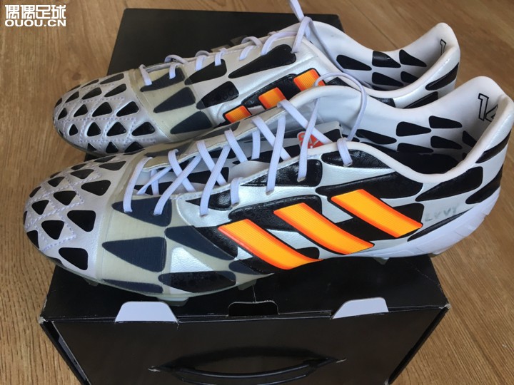 朋友送了一双2014世界杯奶牛配色狂战士fg 有没有大神了解这双鞋的拿到讲解一下