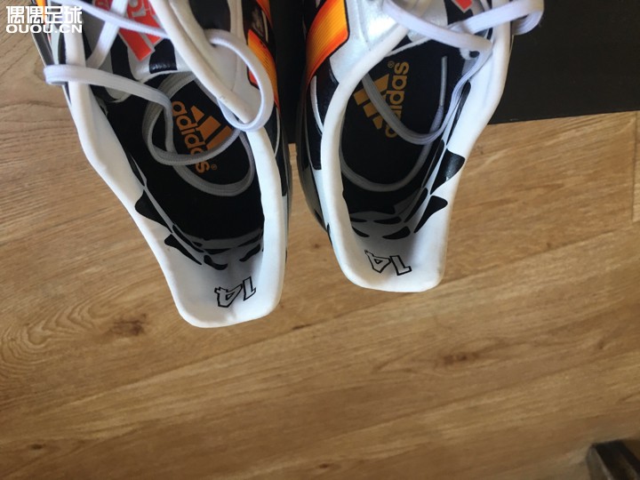 朋友送了一双2014世界杯奶牛配色狂战士fg 有没有大神了解这双鞋的拿到讲解一下