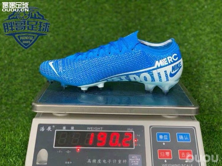 各位大神帮忙推荐一下,我用Copa加500买这个刺客13亏吗,两个都是全新的,码数在图片上,谢谢各位大神。