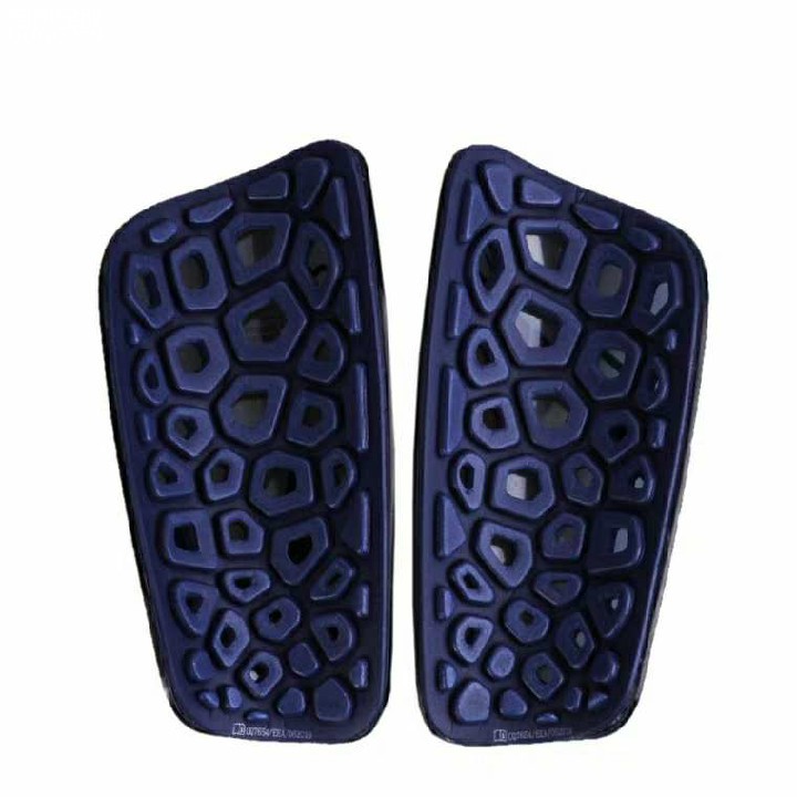 想问一下耐克护腿板那个舒服,那个给力,大佬们给个意见,个人看着带刺的超级酷,最后一个最帅