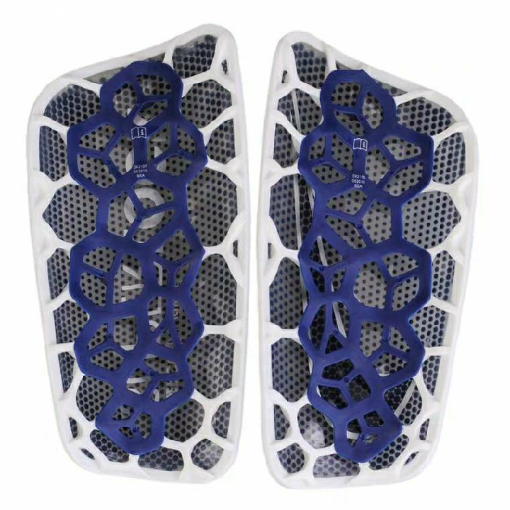 想问一下耐克护腿板那个舒服,那个给力,大佬们给个意见,个人看着带刺的超级酷,最后一个最帅