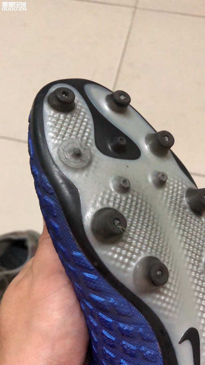 麻烦一下大家,本人几个月前在微商买了双毒蜂三裸鞋,穿了一个星期遭遇断钉,都是从鞋钉连接处断掉。