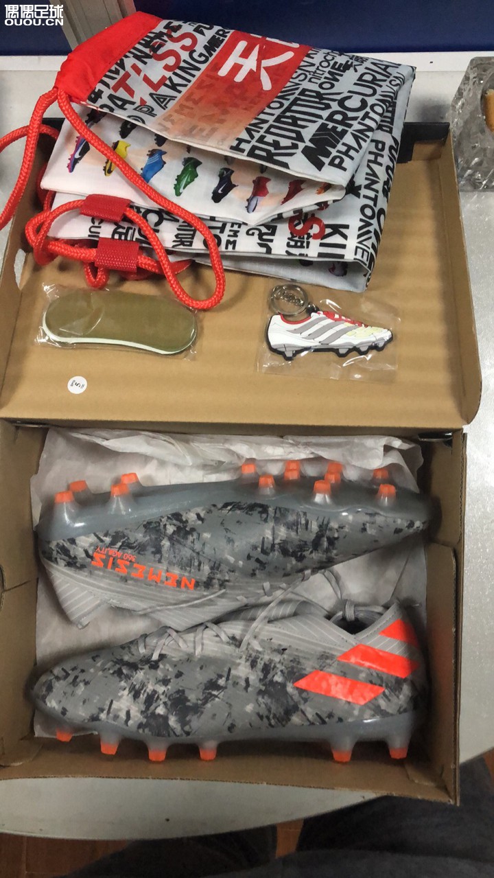 实战新ag大底nemeziz19.1,总体来说还是很舒服的。场地是前几个月新铺的人草,五人制2.5小时,强度中等。