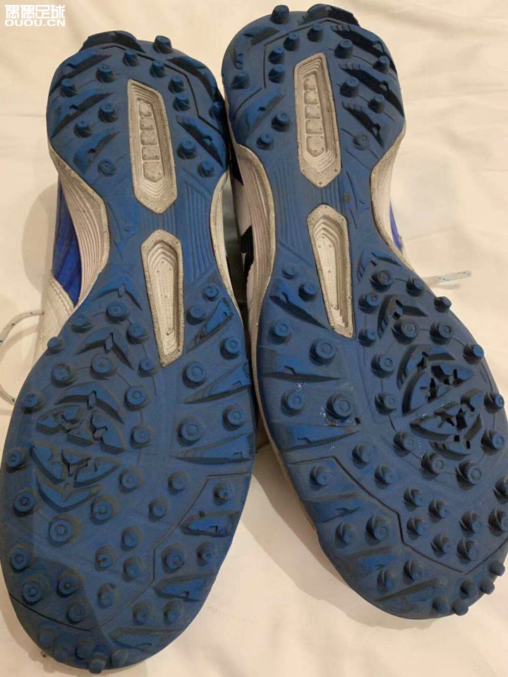 帮队友出一双rebula3 as白蓝 jp255 下地五场以内 有一处轻微开胶 袋鼠皮通病