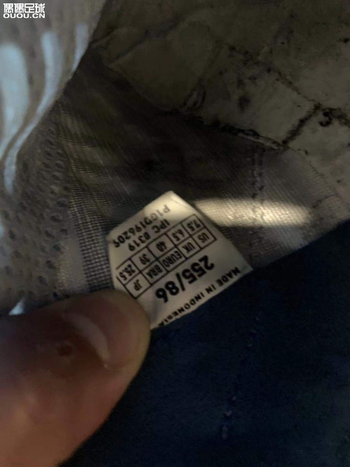 帮队友出一双rebula3 as白蓝 jp255 下地五场以内 有一处轻微开胶 袋鼠皮通病