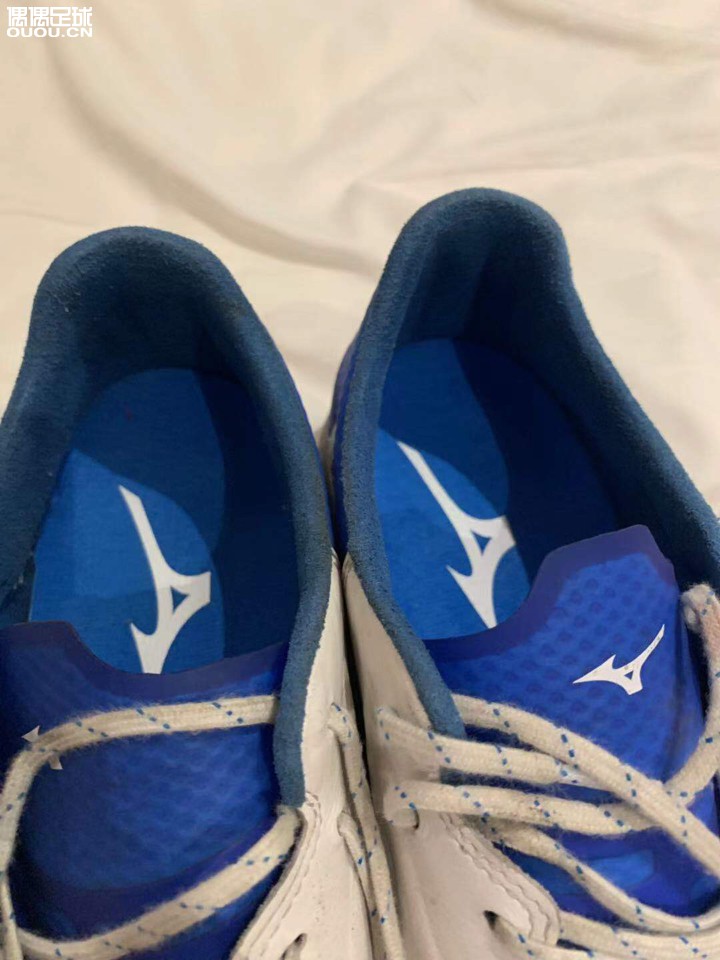 帮队友出一双rebula3 as白蓝 jp255 下地五场以内 有一处轻微开胶 袋鼠皮通病