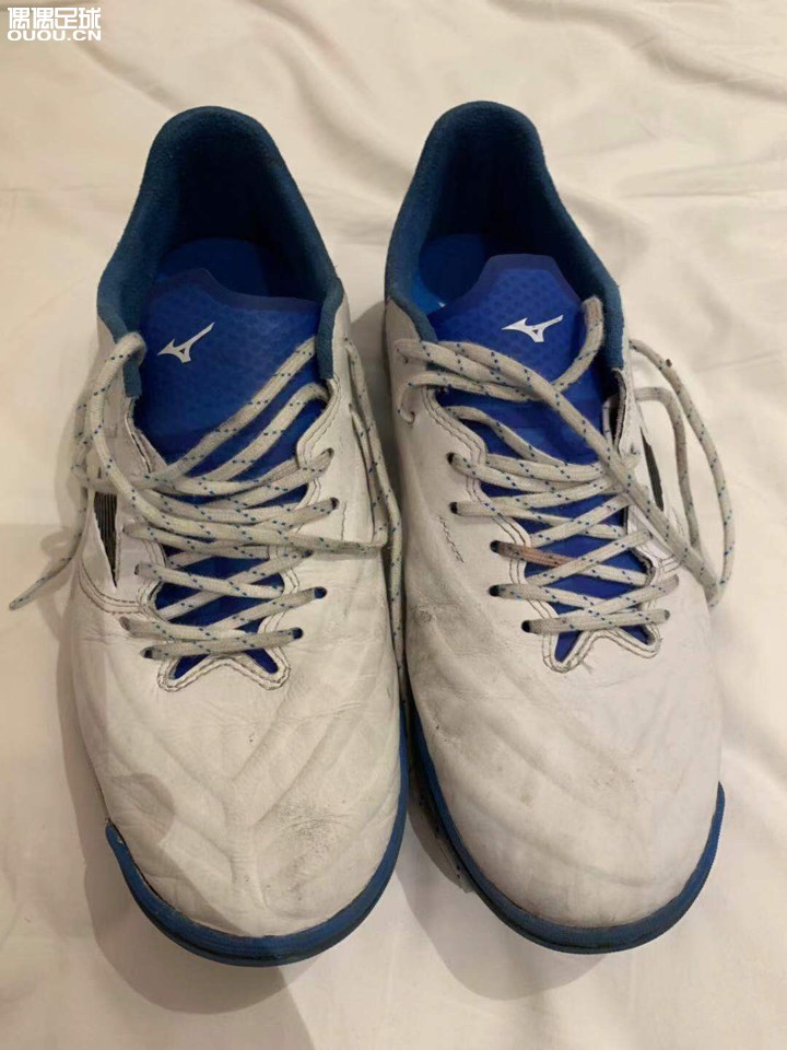 帮队友出一双rebula3 as白蓝 jp255 下地五场以内 有一处轻微开胶 袋鼠皮通病