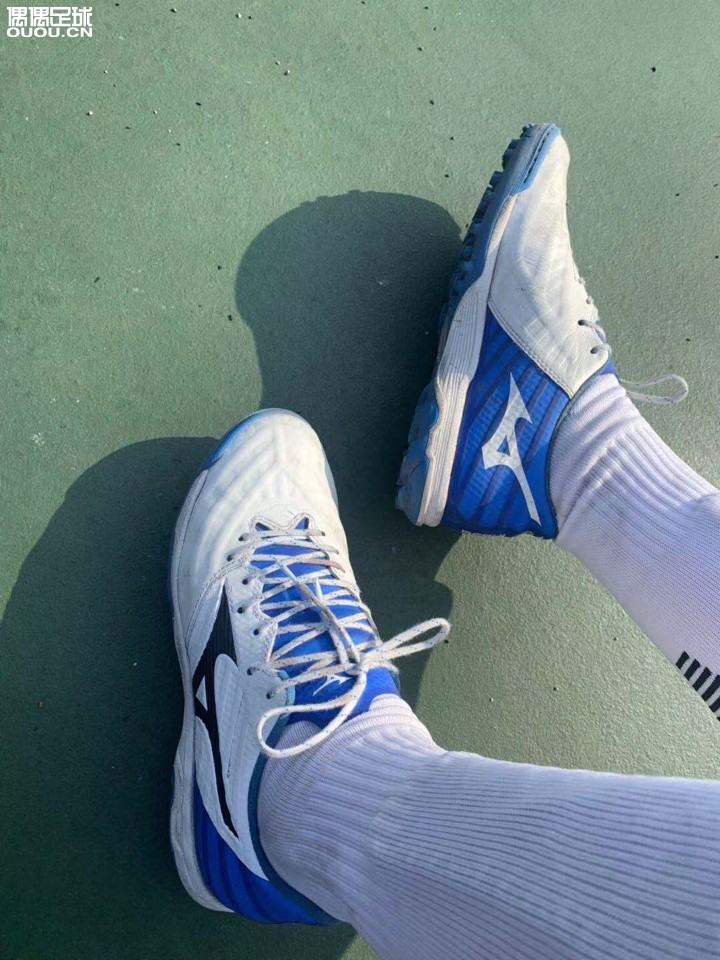 帮队友出一双rebula3 as白蓝 jp255 下地五场以内 有一处轻微开胶 袋鼠皮通病