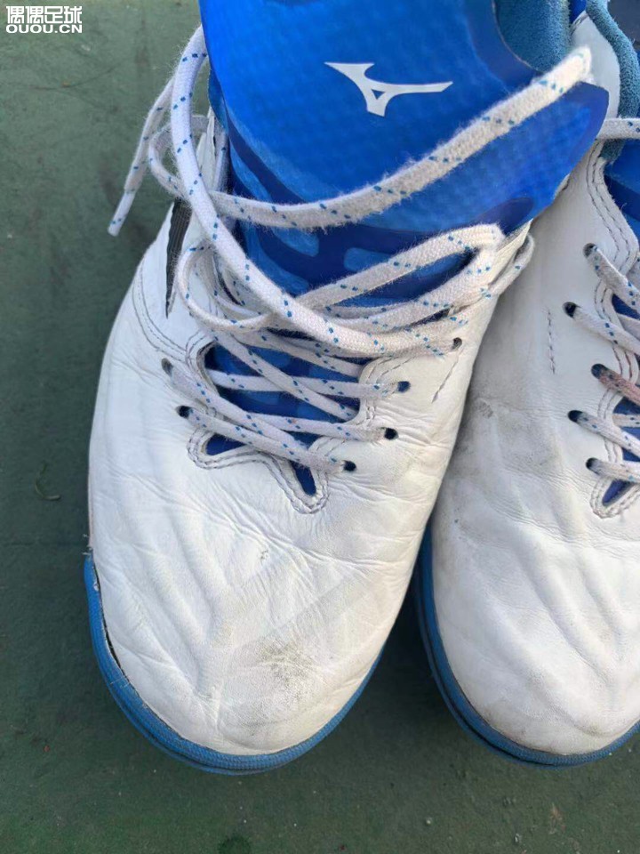 帮队友出一双rebula3 as白蓝 jp255 下地五场以内 有一处轻微开胶 袋鼠皮通病