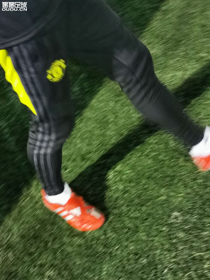 今晚实战了adi猎鹰复刻,2小时的标准8人场。这双mania复刻实战性能真的很棒!