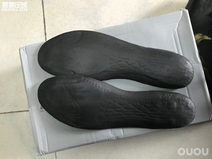 求大神鉴定购于某鱼 鞋到后有几个疑点请大神指点