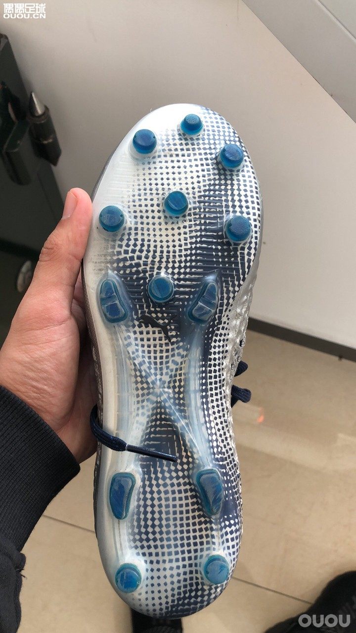 买了一双future2.1,鞋钉已经磨短了一些,现在每个鞋钉大概1.2厘米左右,请问在中等人草上实战起来如何?