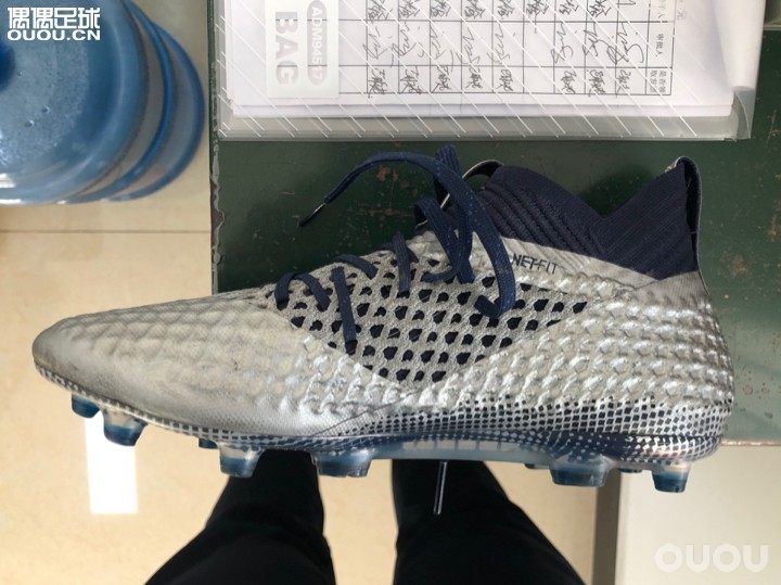 买了一双future2.1,鞋钉已经磨短了一些,现在每个鞋钉大概1.2厘米左右,请问在中等人草上实战起来如何?