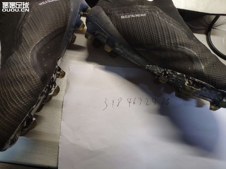 阿迪达斯adidas x18+ fg
成色自观,厂货无标,41码jp260偏大适合42码jp265。