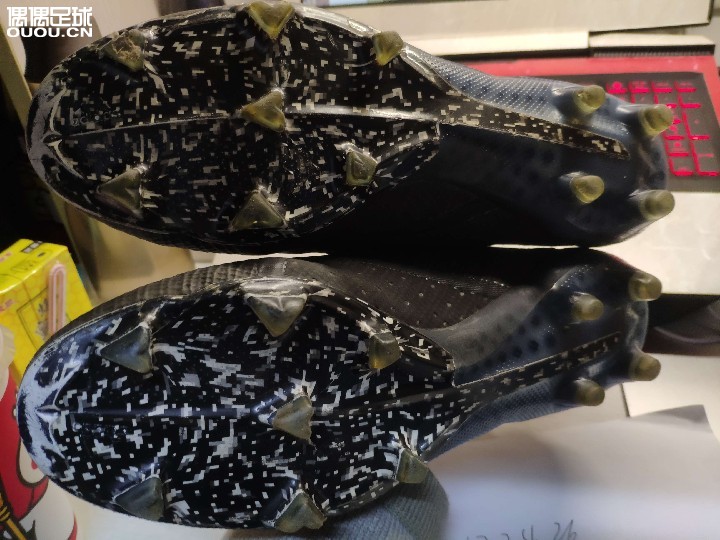 阿迪达斯adidas x18+ fg
成色自观,厂货无标,41码jp260偏大适合42码jp265。