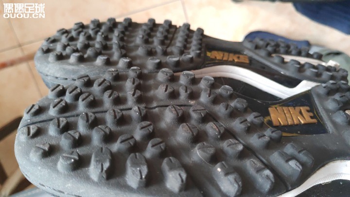 传奇3 TF,鞋标245,应该不偏码,牛皮,好像是中端。代友出的,下地一次,成色也看得出没有损耗。