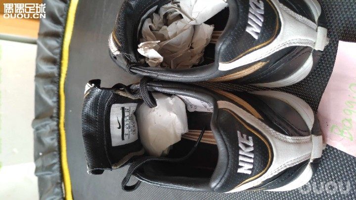 传奇3 TF,鞋标245,应该不偏码,牛皮,好像是中端。代友出的,下地一次,成色也看得出没有损耗。