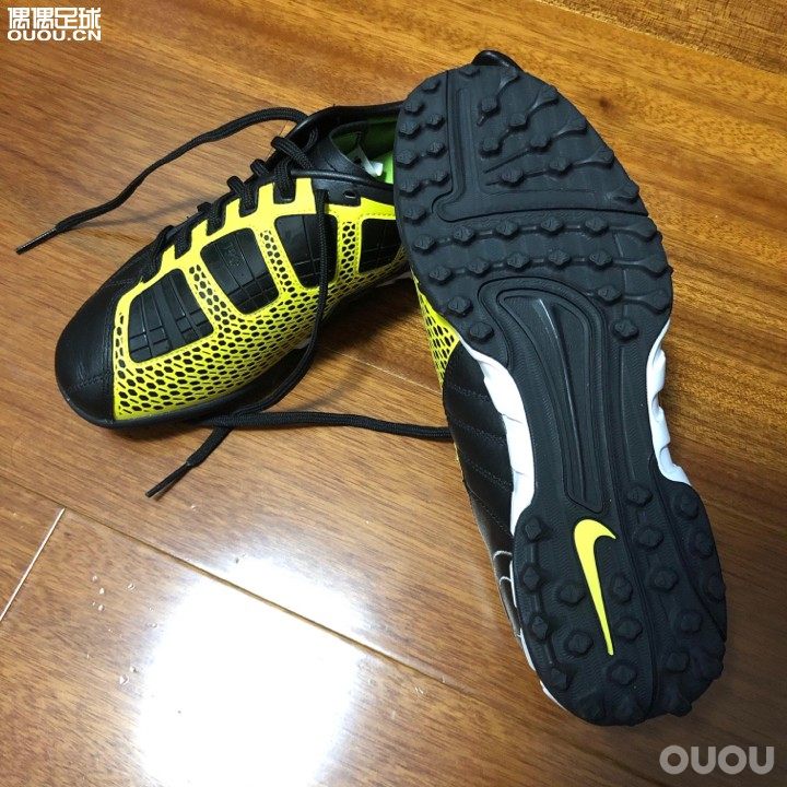耐克 NIKE T90 Shoot III TF 碎钉足球鞋
耐克正品 全新未使用 T90 3代 中端碎钉足球鞋