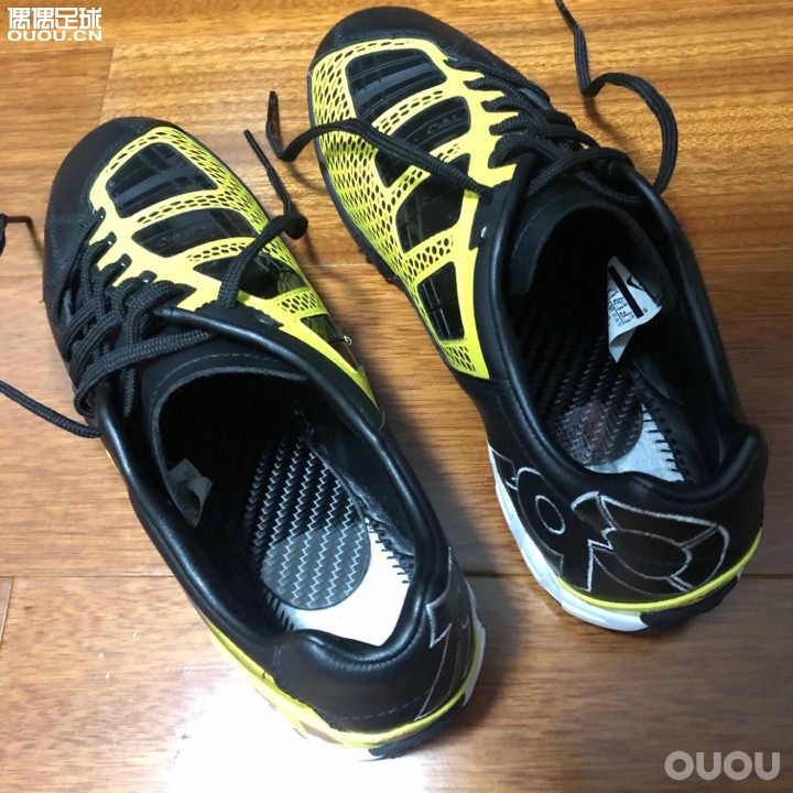 耐克 NIKE T90 Shoot III TF 碎钉足球鞋
耐克正品 全新未使用 T90 3代 中端碎钉足球鞋