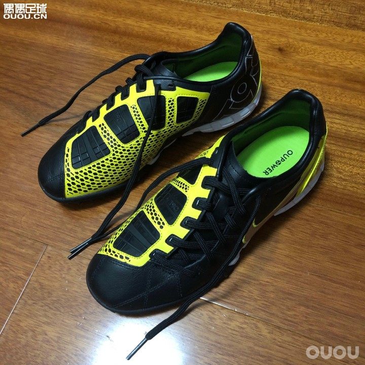耐克 NIKE T90 Shoot III TF 碎钉足球鞋
耐克正品 全新未使用 T90 3代 中端碎钉足球鞋