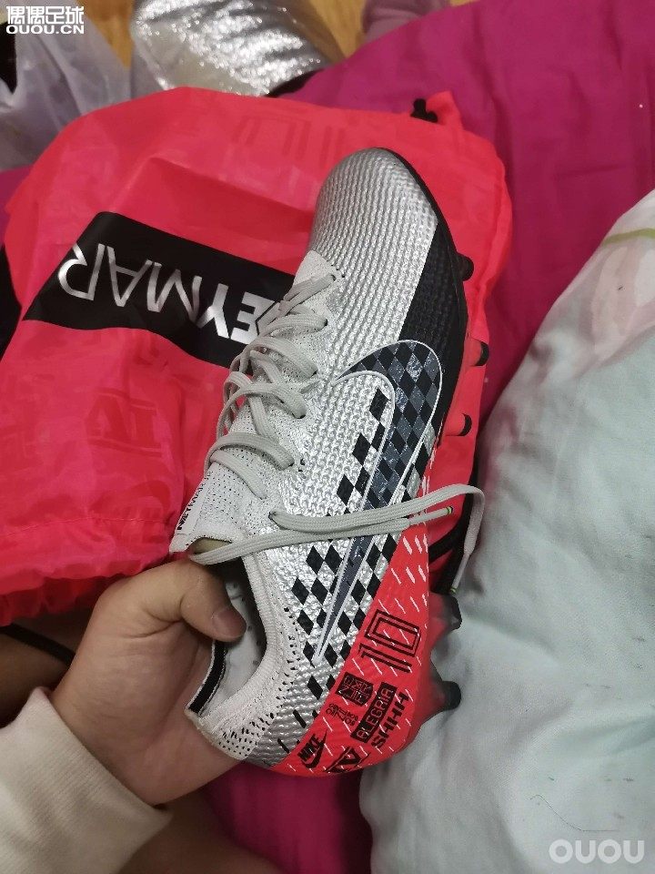 毕业后就没怎么穿长钉,入了双内马尔13,穿起来停也停不好,传也穿不准,脚底拉球老是打滑