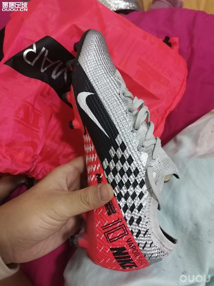 毕业后就没怎么穿长钉,入了双内马尔13,穿起来停也停不好,传也穿不准,脚底拉球老是打滑