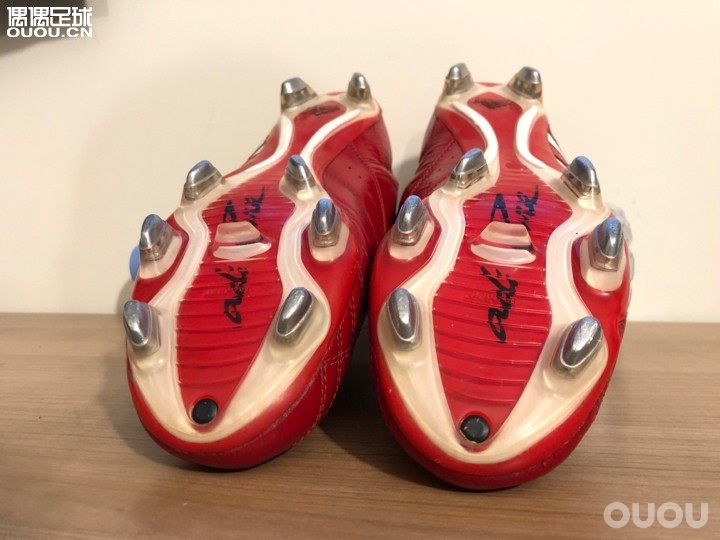 本泽马更衣室落场F50 adizero II(定制F50 adizero I皮版的后跟和adizero I的大底,足弓和后跟都加内衬)