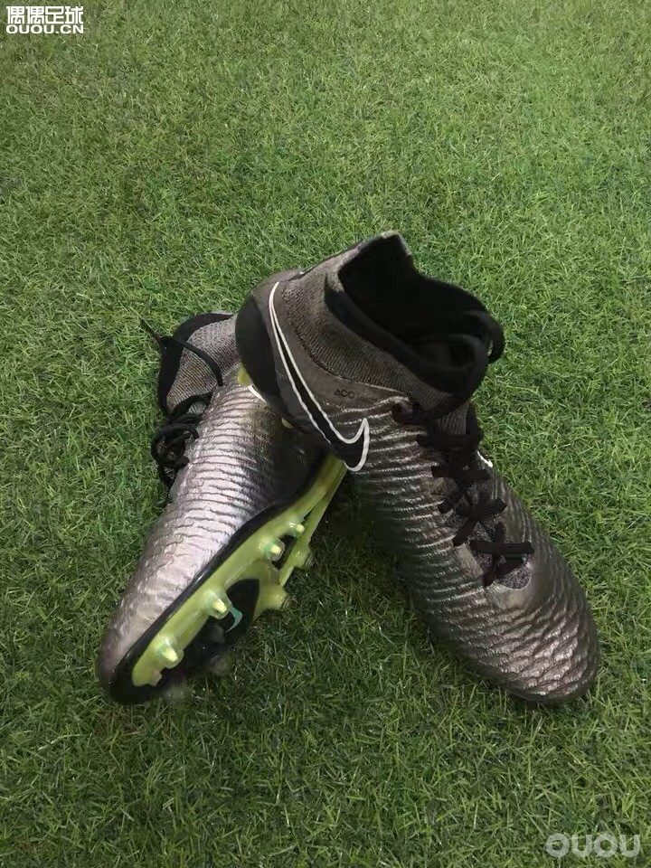 选择困难证!各位帮弟弟我给个意见,四选一。