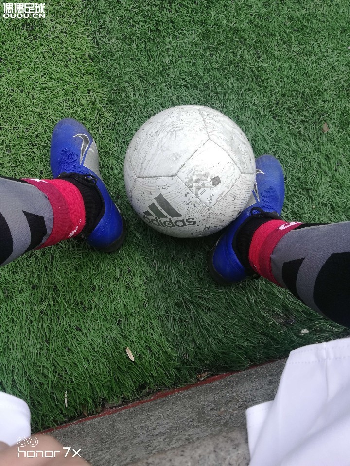 求大佬推荐
高二,渣人草就是那种颗粒很多,说白了就是一层草皮,速度型前锋,偶尔也要打后卫