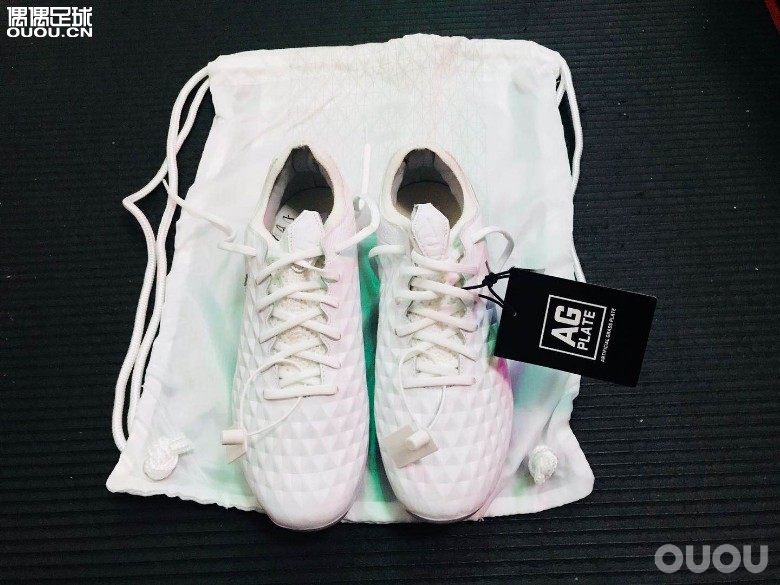 又来开箱了,传8纯白版,好像这个色还没人开吧~走着