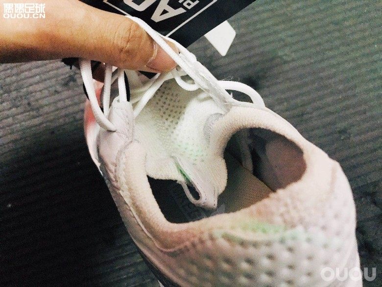 又来开箱了,传8纯白版,好像这个色还没人开吧~走着