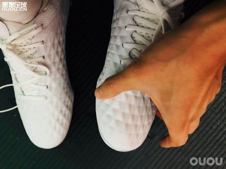 又来开箱了,传8纯白版,好像这个色还没人开吧~走着